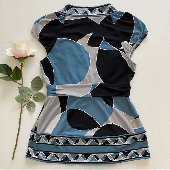 BCBGMaxazria Grey Blue Art Deco V-neck Fitted Blouse Size Small Stretch - Picture 2 of 10